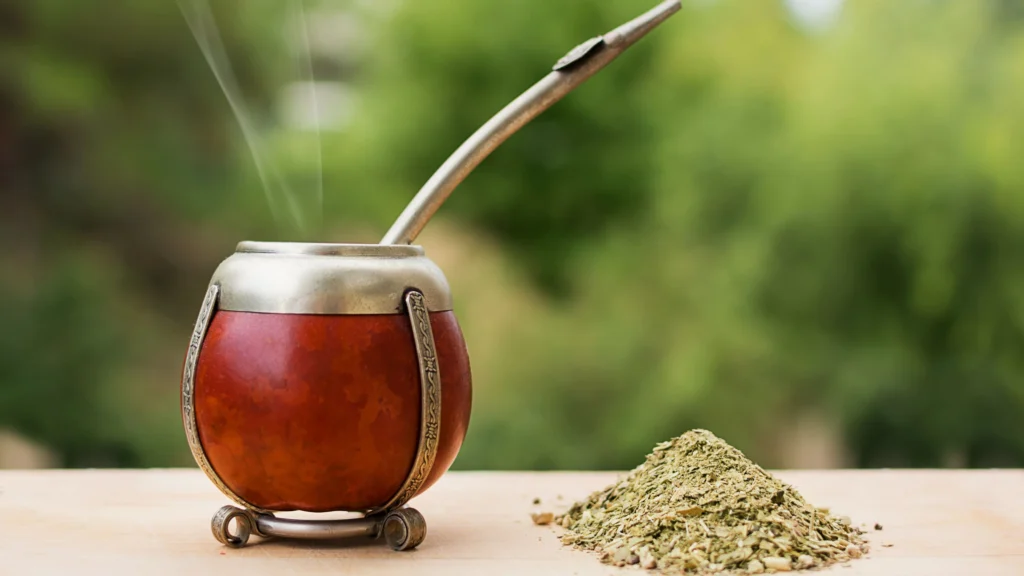 erba mate en un mate, tipicaa bevanda sudamericana